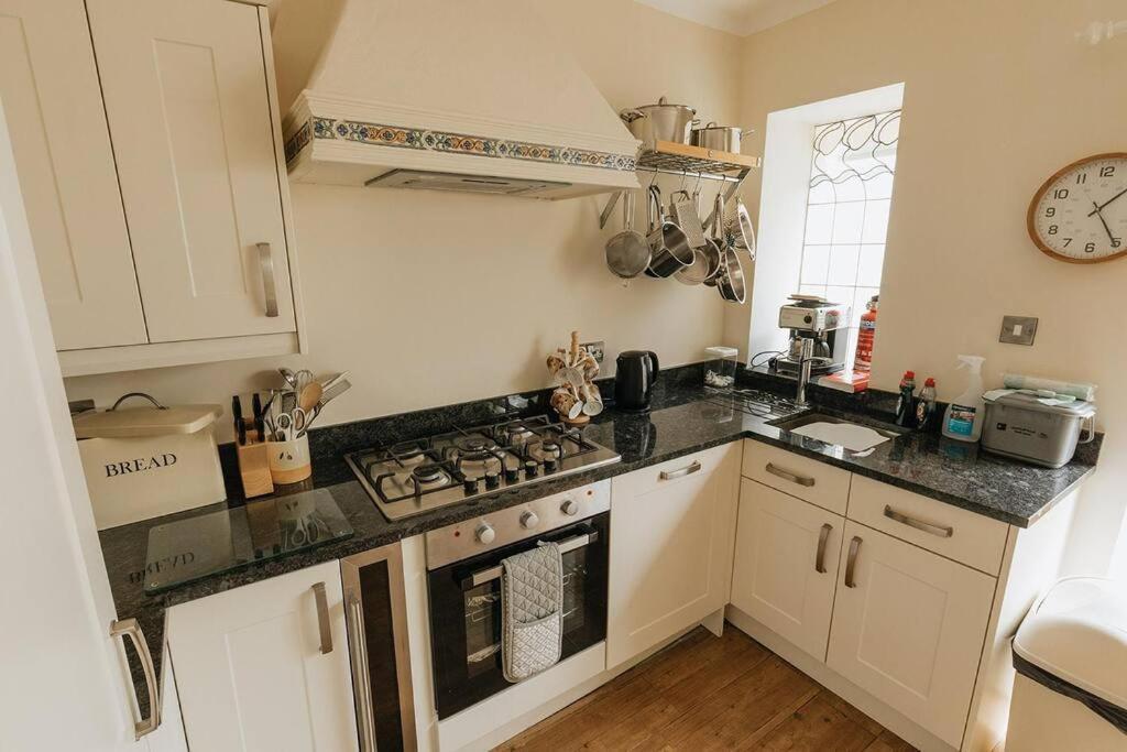 Fir Tree Cottage - Cosy 3 Bed Cottage In Penrhyn Bay With Beautiful Sea Views And Access To Snowdonia Rhôs-on-Sea Kültér fotó