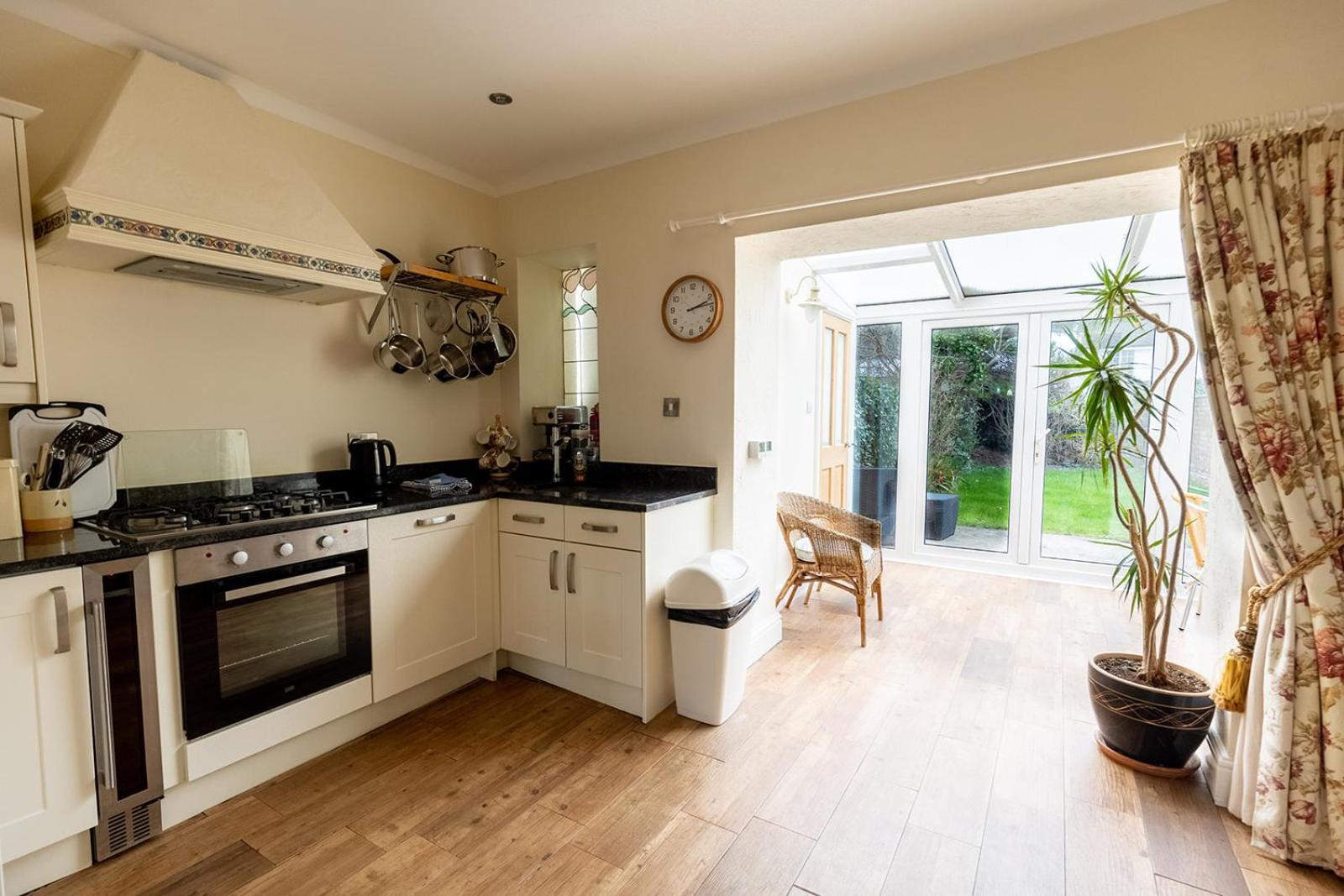 Fir Tree Cottage - Cosy 3 Bed Cottage In Penrhyn Bay With Beautiful Sea Views And Access To Snowdonia Rhôs-on-Sea Kültér fotó